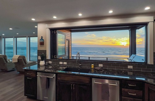 Rockaway Beach Casa | Beachfront Luxury 5 star, Hot Tub, Fire Pit, Spa, Arcade, ♥on the Ocean♥ 4 kings
