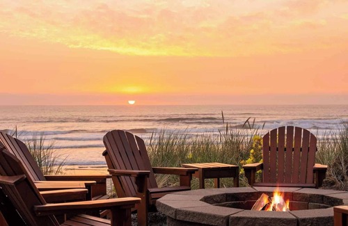 Rockaway Beach Casa | Beachfront Luxury 5 star, Hot Tub, Fire Pit, Spa, Arcade, ♥on the Ocean♥ 4 kings