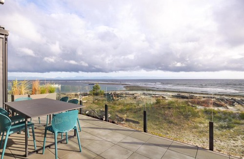 Black Creek Apartamento | Beachfront Luxury Suite #15 at THE BEACH HOUSE