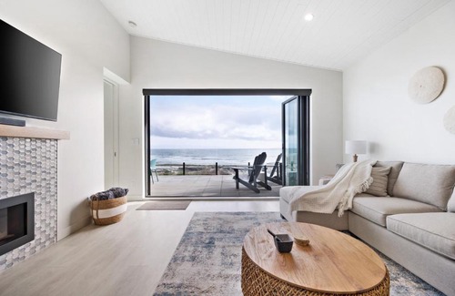 Black Creek Apartamento | Beachfront Luxury Suite #15 at THE BEACH HOUSE