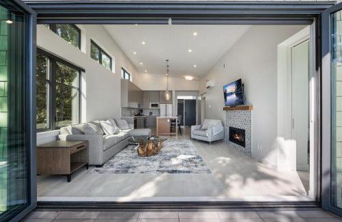 Black Creek Casa | Beachfront Luxury Suite #21 at THE BEACH HOUSE