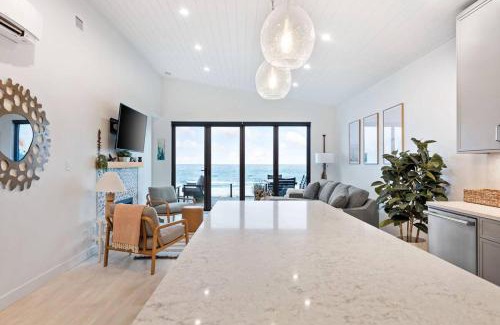 Black Creek Apartamento | Beachfront Luxury Suite #19 at THE BEACH HOUSE