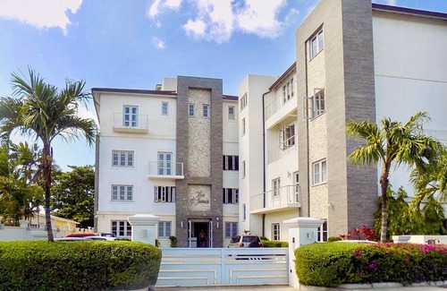 Old Trees Bay Apartamento | Beachfront Luxury Condo - The One at The St. James (1 bed)