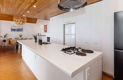 Oakura Casa | Beachfront Oakura with Stunning Views