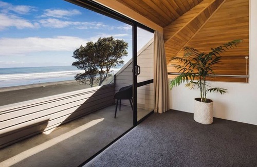 Oakura Casa | Beachfront Oakura with Stunning Views