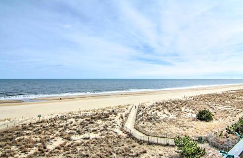 North Ocean City Apartamento | Beachfront Ocean City Condo with 2 Balconies and Views