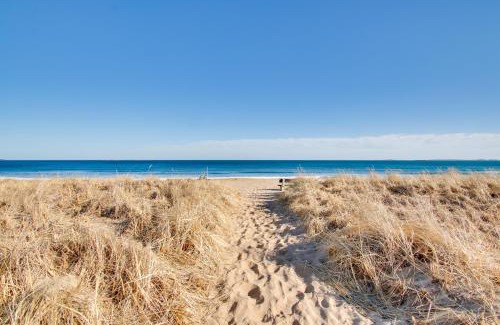 Ocean Park Apartamento | Beachfront Old Orchard Beach Condo with Balcony