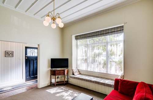 Bluff Hill Casa | Beachfront Pearl - Napier Holiday Home