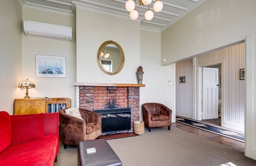 Bluff Hill Casa | Beachfront Pearl - Napier Holiday Home