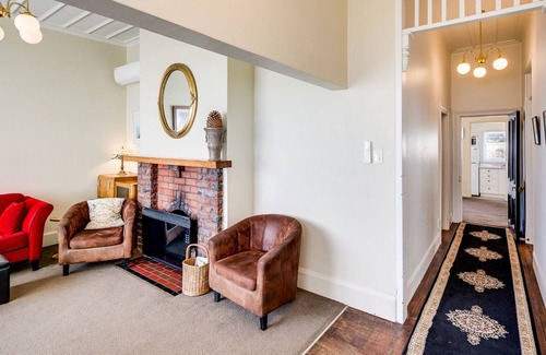 Bluff Hill Casa | Beachfront Pearl - Napier Holiday Home