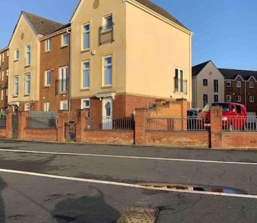 Port Talbot Casa | Beachfront pet friendly townhouse, Stunning views