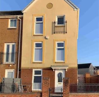 Port Talbot Casa | Beachfront pet friendly townhouse, Stunning views