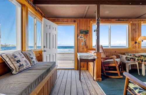 York Beach Casa | Beachfront Pet Friendly Sleeps 15 and BBQ