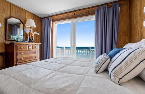 York Beach Casa | Beachfront Pet Friendly Sleeps 15 and BBQ