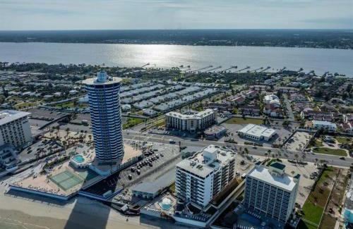 Daytona Beach Shores Apartamento | Beachfront Pool Resort Condo with Intracoastal View