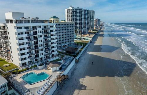 Daytona Beach Shores Apartamento | Beachfront Pool Resort Condo with Intracoastal View