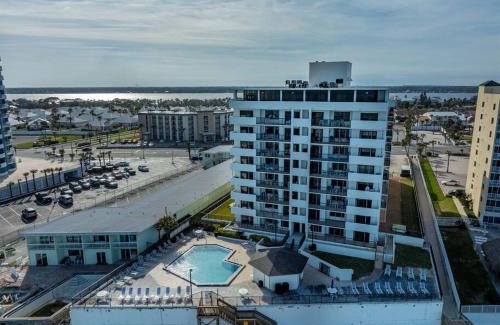 Daytona Beach Shores Apartamento | Beachfront Pool Resort Condo with Intracoastal View