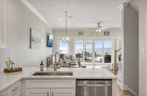 Port St. Joe Casa | Adosado frente a la playa al lado del muelle. ¡La playa es tu patio trasero! 3br / 2. 5 baños
