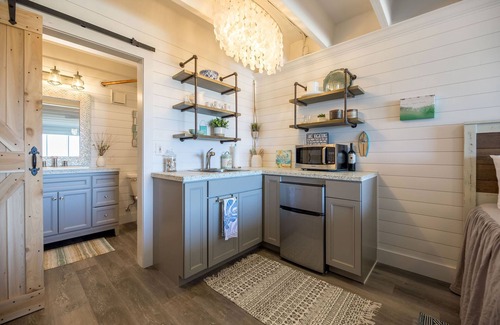Bid-a-wee Beach Condominio | Unidad completamente remodelada en un icono de PCB!