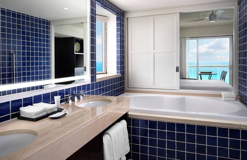 Zona Hotelera Complejo | Beachfront resort with water-sports, excursions, & shopping