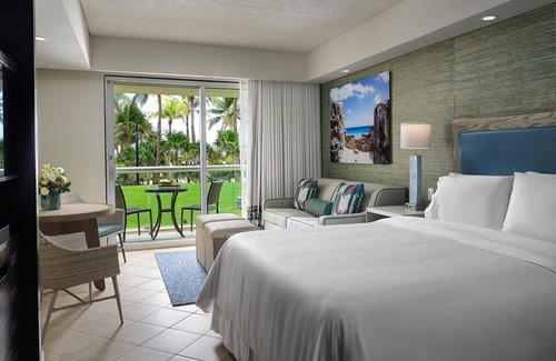 Zona Hotelera Complejo | Beachfront resort with water-sports, excursions, & shopping
