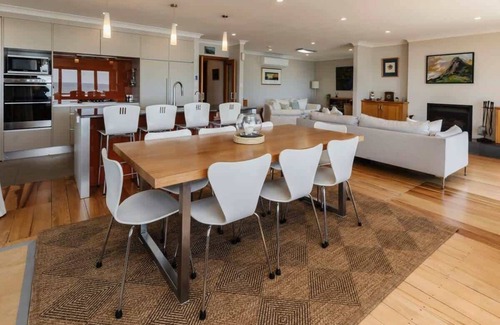Oakura Casa | Beachfront Retreat with Sea Views