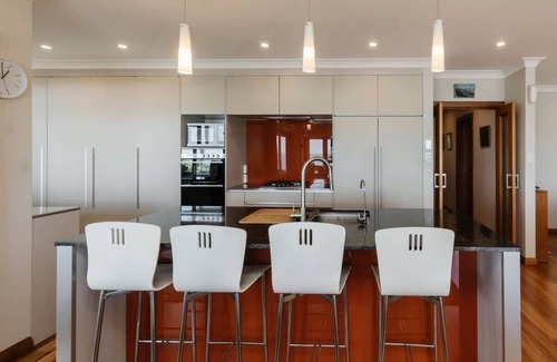 Oakura Casa | Beachfront Retreat with Sea Views