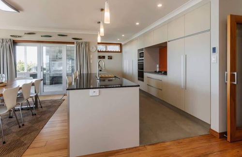 Oakura Casa | Beachfront Retreat with Sea Views