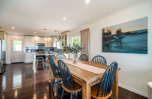 Campbell River Casa | Beachfront | Sandy Shore, Near Mt. Washington
