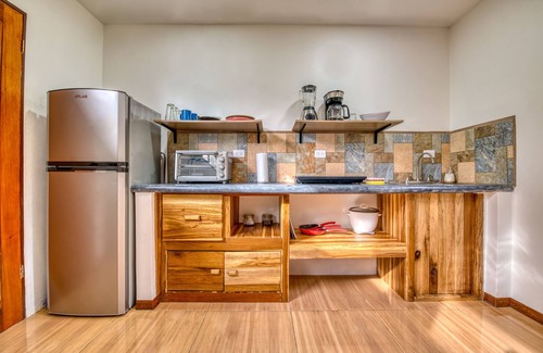 Cahuita Apartamento | Beachfront Studio - Direct Beach Access, AC & Fast WiFi