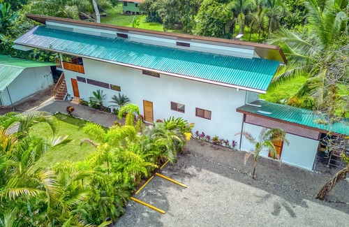 Cahuita Apartamento | Beachfront Studio - Direct Beach Access, AC & Fast WiFi