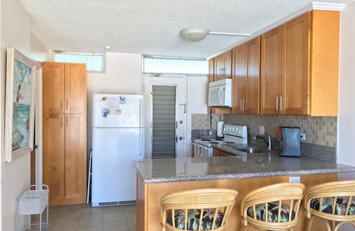 Makaha Condominio | Beachfront Studio located on the 5th floor overlooking Makaha Beach