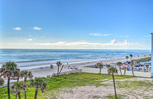 Bostwick Park Apartamento | Beachfront Studio with Community Indoor Pool!