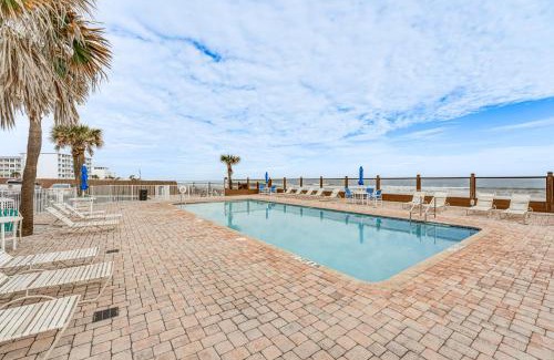 Bostwick Park Apartamento | Beachfront Studio with Community Indoor Pool!