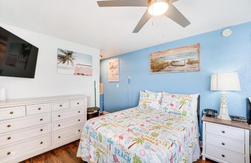 Bostwick Park Apartamento | Beachfront Studio with Community Indoor Pool!