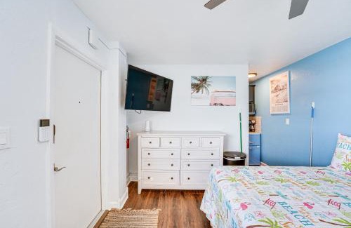Bostwick Park Apartamento | Beachfront Studio with Community Indoor Pool!