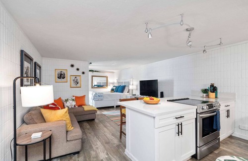 Punaluu Apartamento | Beachfront Studio with Partial Ocean View