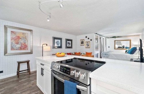 Punaluu Apartamento | Beachfront Studio with Partial Ocean View