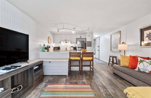 Punaluu Apartamento | Beachfront Studio with Partial Ocean View