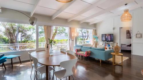 Vincentia Casa | Beachfront- The Art Cottage- Pet Friendly