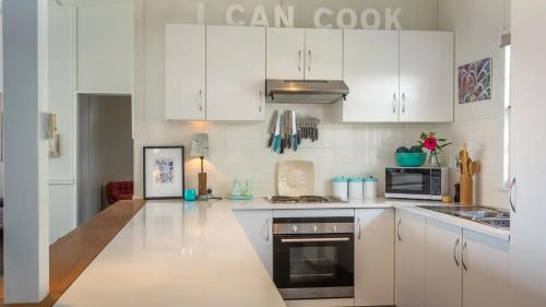 Vincentia Casa | Beachfront- The Art Cottage- Pet Friendly
