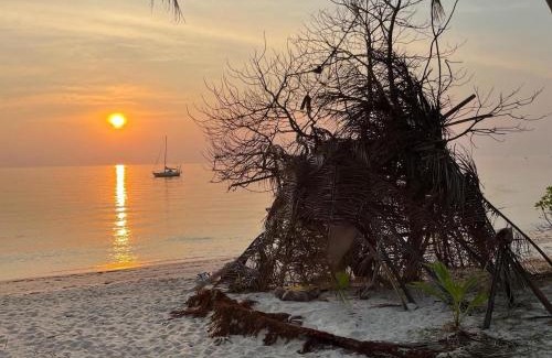 Lipa Noi Casa | Beachfront Tiny House, Koh Samui, Thailand with FREE Rowboat