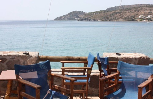 Agia Marina Cama Y Desayuno | Beachfront Triple Room- Argo Seaside Stays