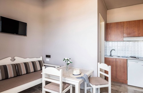Kato Stalos Apartamento | Beachfront Two Bedroom Apartment with kitchenette. Lia Bechfront Apartments