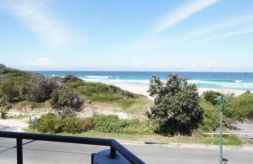 Blueys Beach Casa | Beachfront Views - Sleeps 6 comfortably + Pets welcomed!