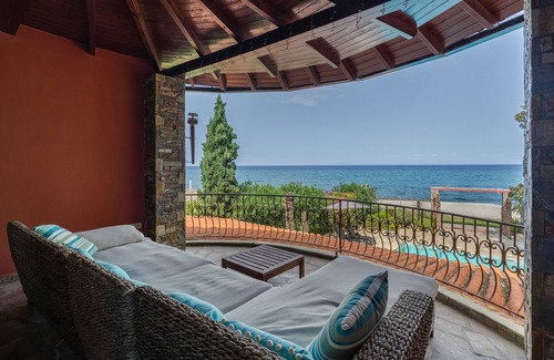 Nei Pori Villa | Villa EFHARIS frente a la playa con piscina privada