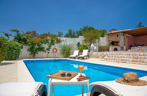 Tersanas Villa | Villa De Lujo Con privada para adultos y piscina de bebé, completa privacidad a través de vallas de altura