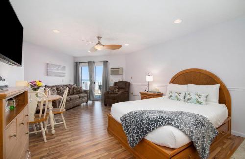 Traverse City Casa | Beachfront Walkout Condo Pointes North Resort 2874