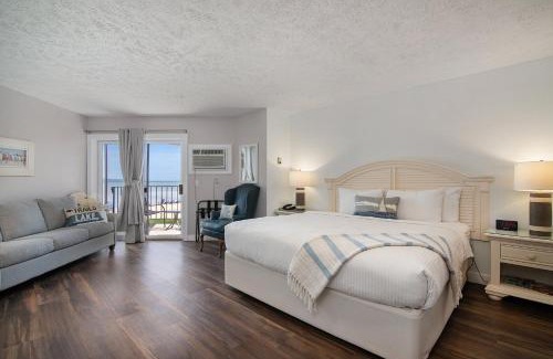 Traverse City Casa | Beachfront Walkout Condo Pointes North Resort 2874