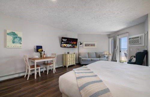 Traverse City Casa | Beachfront Walkout Condo Pointes North Resort 2874